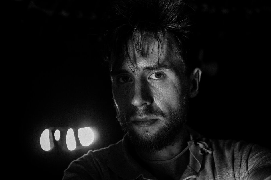 Na zdjęciu twarz mężczyzny z zarostem.