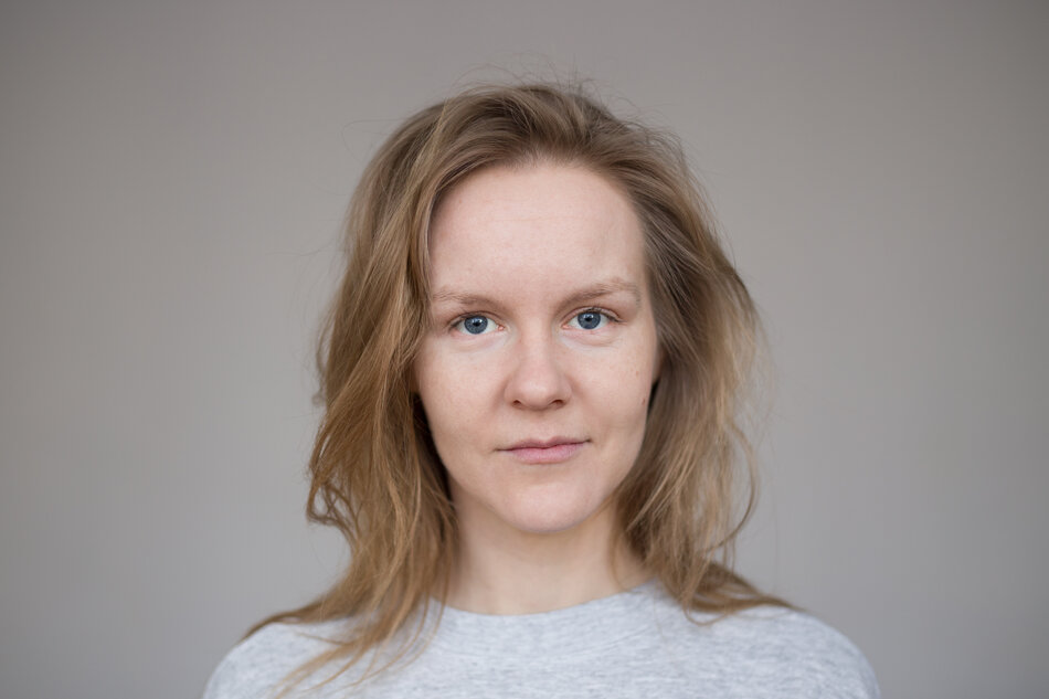 Na zdjęciu kobieta z rozpuszczonymi włosami do ramion, patrząca na wprost.