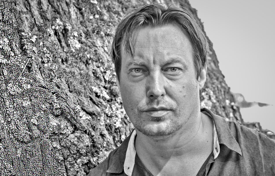 Na zdjęciu mężczyzna patrzący na wprost.