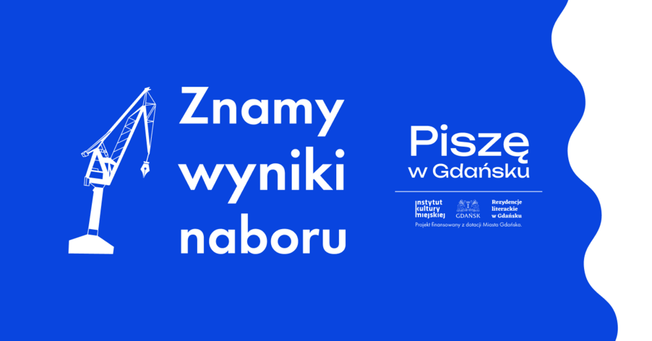 Grafika informacyjna na niebieskim tle z białym napisem „Znamy wyniki naboru” oraz „Piszę w Gdańsku”, wskazująca na ogłoszenie wyników programu literackiego. Po prawej stronie znajdują się logotypy Instytutu Kultury Miejskiej i Miasta Gdańska, co sugeruje oficjalny charakter projektu