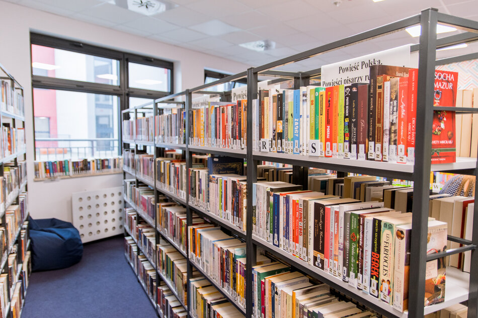 na zdjęciu regały biblioteczne wypełnione książkami