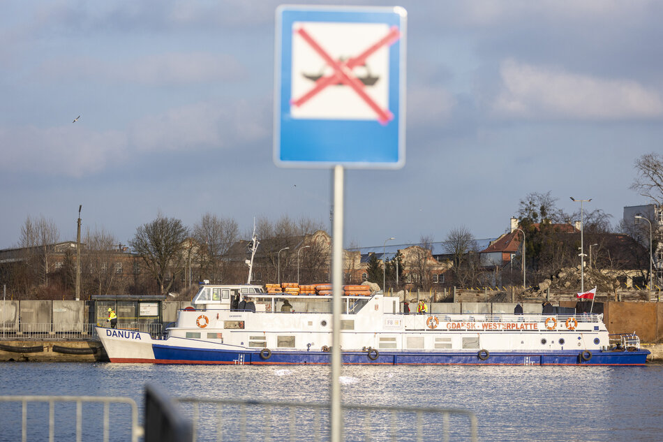 Prom na rzece w mieście stoi przy nabrzeżu.