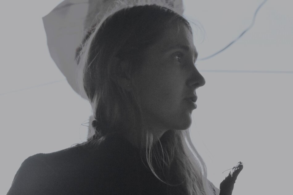 Na zdjęciu kobieta z włosami za ramiona, patrząca w prawą stronę.