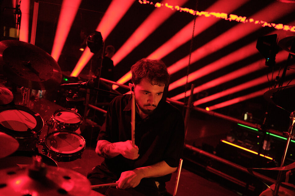 Na zdjęciu mężczyzna grający na perkusji.