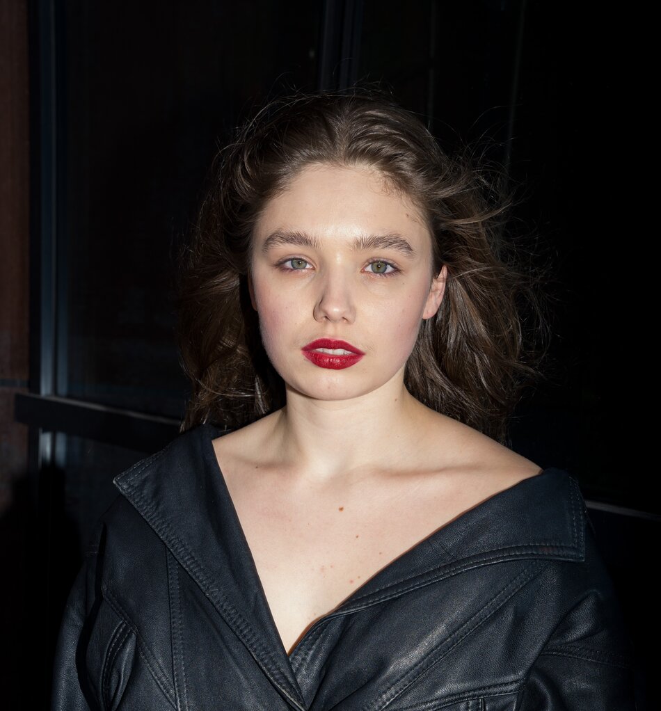 Na zdjęciu kobieta w czarnej sukni.