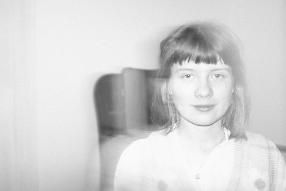 Na zdjęciu rozmazana postać młodej kobiety.