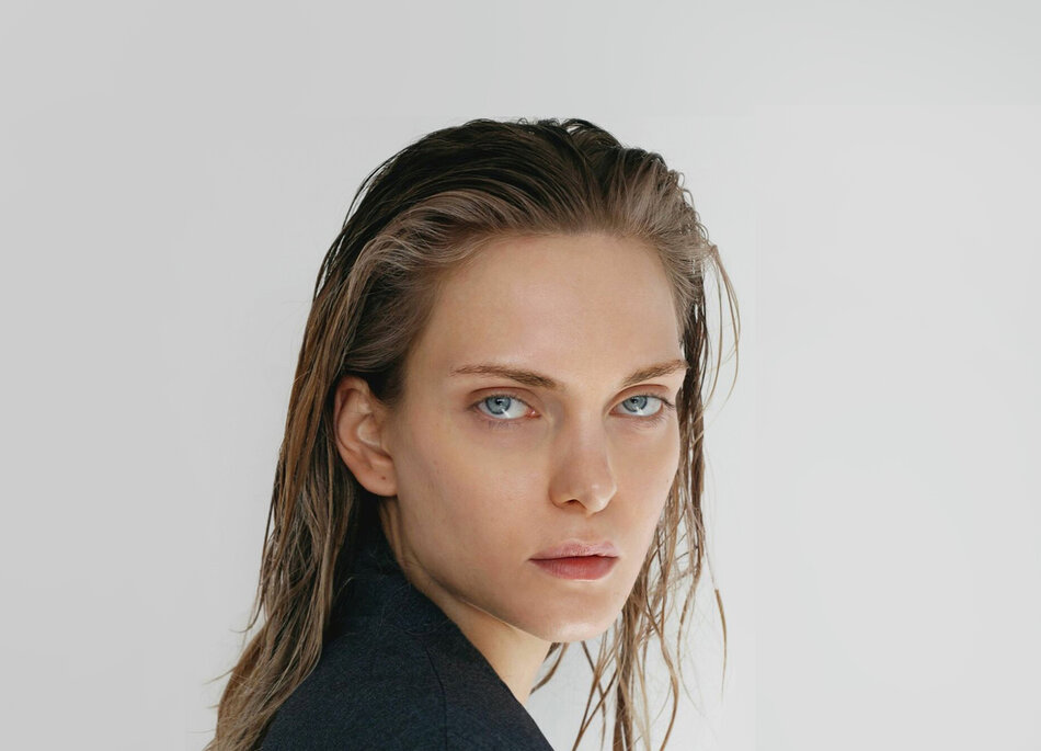Na zdjęciu twarz młodej kobiety z rozpuszczonymi włosami.