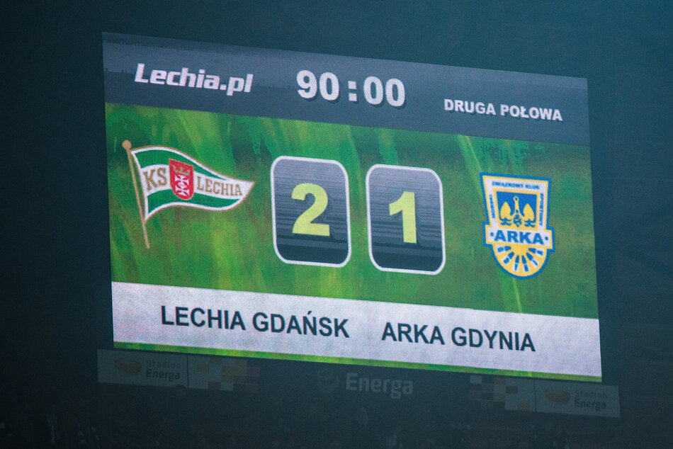 Tablica świetlna na stadionie z wynikiem 2:1