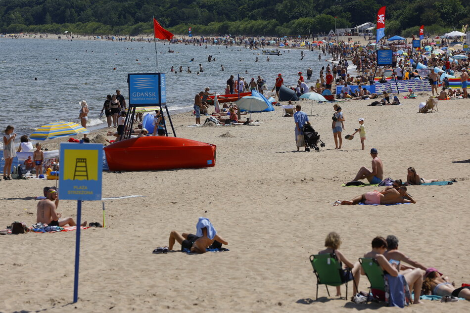 Czerwone flagi na dwóch plażach