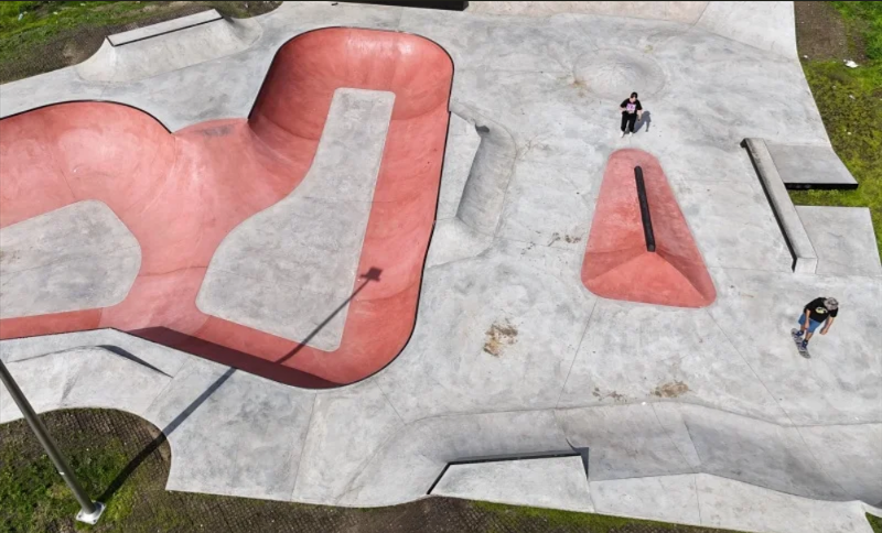 widok z lotu ptaka na skejtpark w kolorach szarym i czerwonym