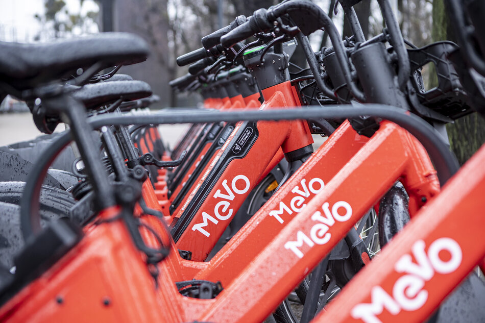 na zdjęciu kilkanaście czerwonych rowerów stojących w jednym rzędzie