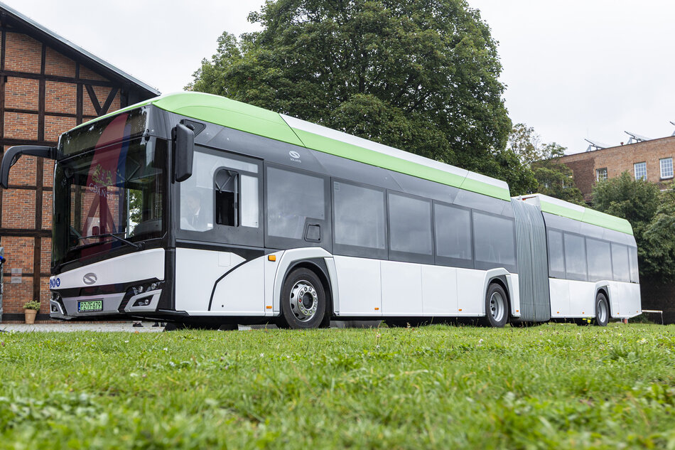 na zdjęciu biało zielony autobus przegubowy