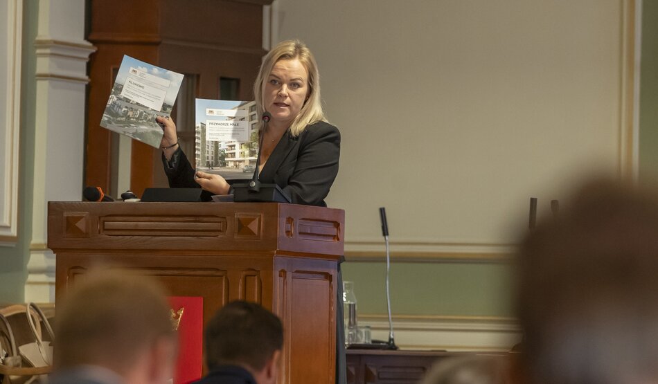 Katarzyna-Czerniewska-z-klubu-Wszystko-dla-Gdanska-przedstawia-foldery-o-nowych-inwestycjach-na-Przymorzu-Malym-i-w-Klukowie