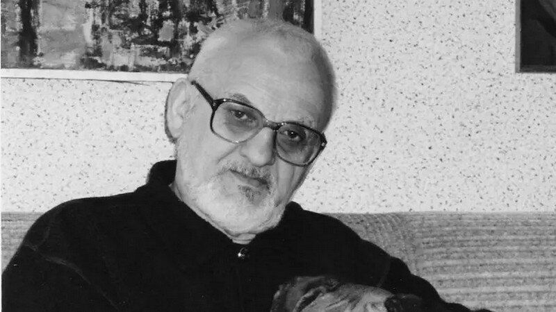 Czarno-białe zdjęcie. Twarz starszego mężczyzny w okularach