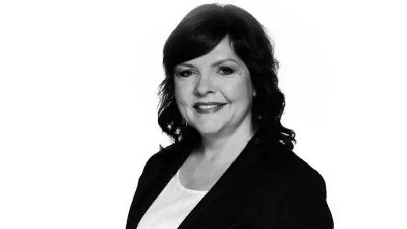 Czarno białe-zdjęcie. Uśmiechnięta kobieta w średnim wieku