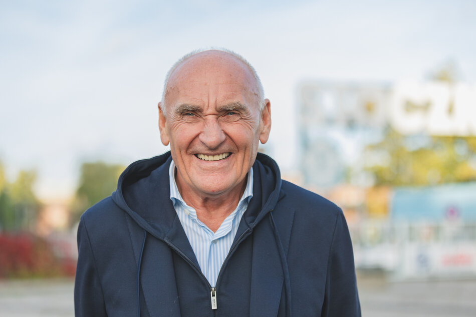 portret starego, łysego mężczyzny, który uśmiecha się do aparatu