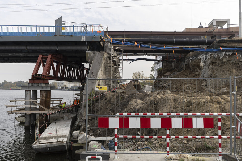 na zdjęciu fragment rozebranego mostu, widać po lewej konstrukcję na wodzie która go podpiera