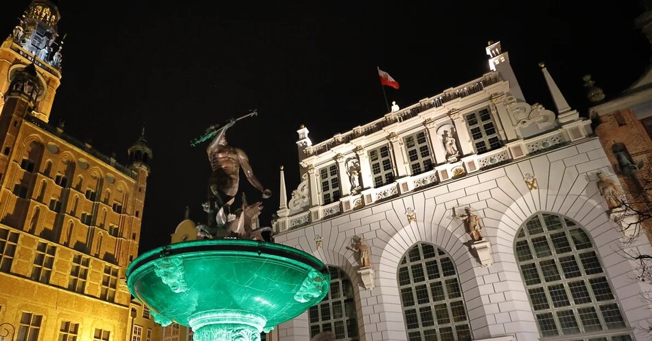 Zdjęcie Fontanny Neptuna od dołu, z podświetloną na zielono misą fontanny