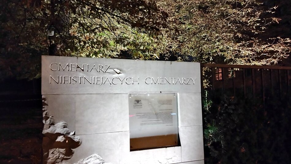 Kamienna płyta przy bramie. Na płycie napis Cmentarz Nieistniejących Cmentarzy