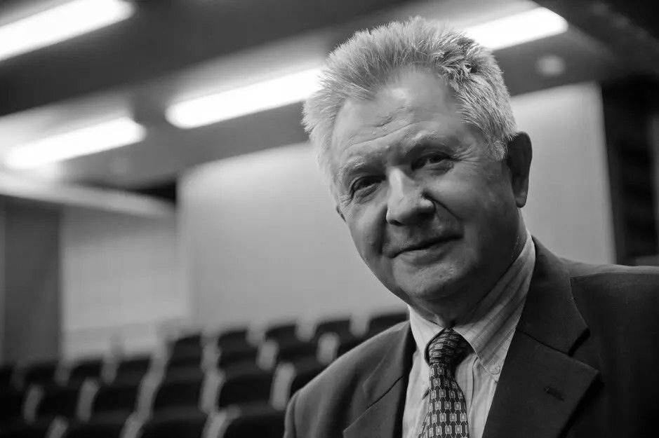 Zdjęcie portretowe mężczyzny po siedemdziesiątce