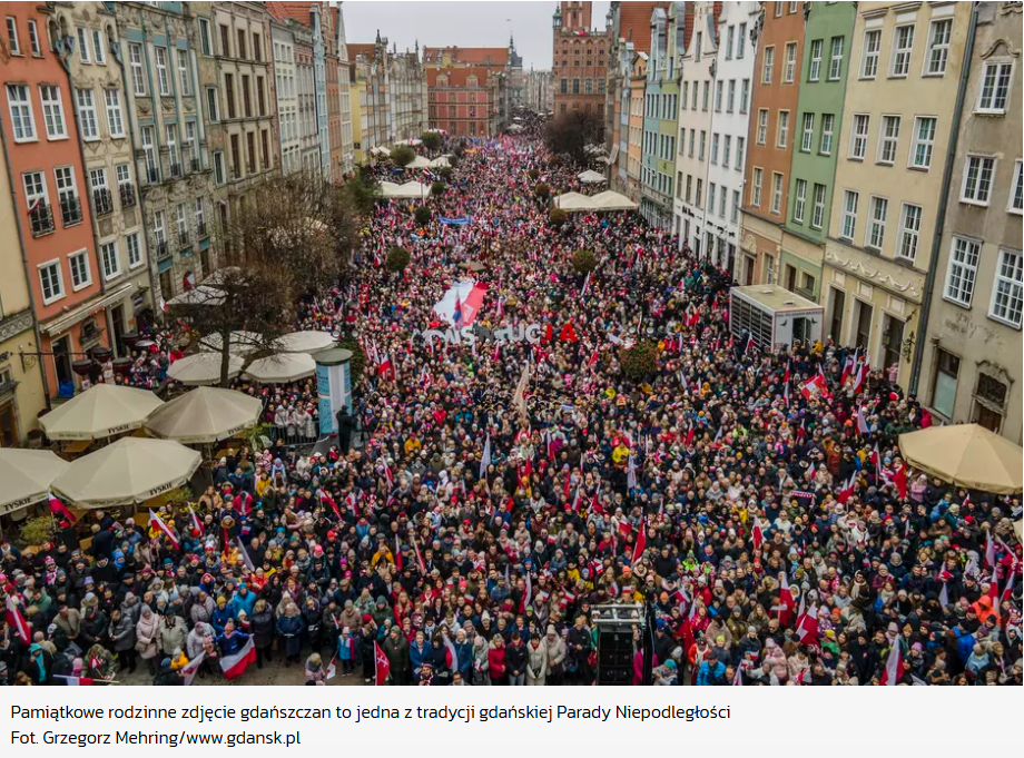 Pamiątkowe rodzinne zdjęcie gdańszczan to jedna z tradycji gdańskiej Parady Niepodległości