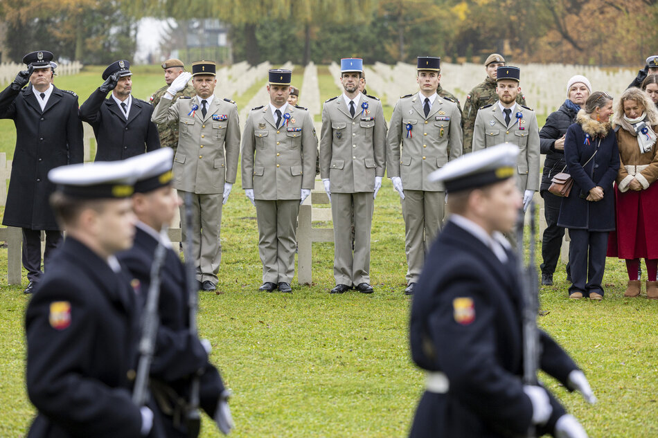 na zdjęciu maszerujący polscy marynarze w oficjalnych mundurach, w tle kilku francuskich żołnierzy
