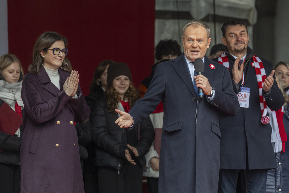 Grupa osób na scenie. Premier Tusk pośrodku, Aleksandra Dulkiewicz po lewej, Lech Parell po prawej 