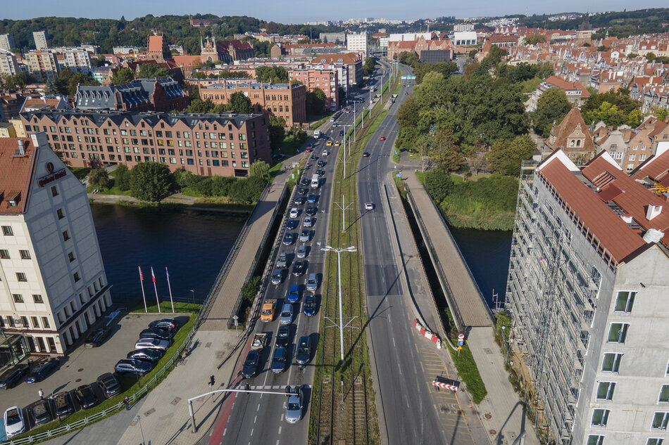 Zdjęcia z lotu ptaka na most na rzece w mieście.