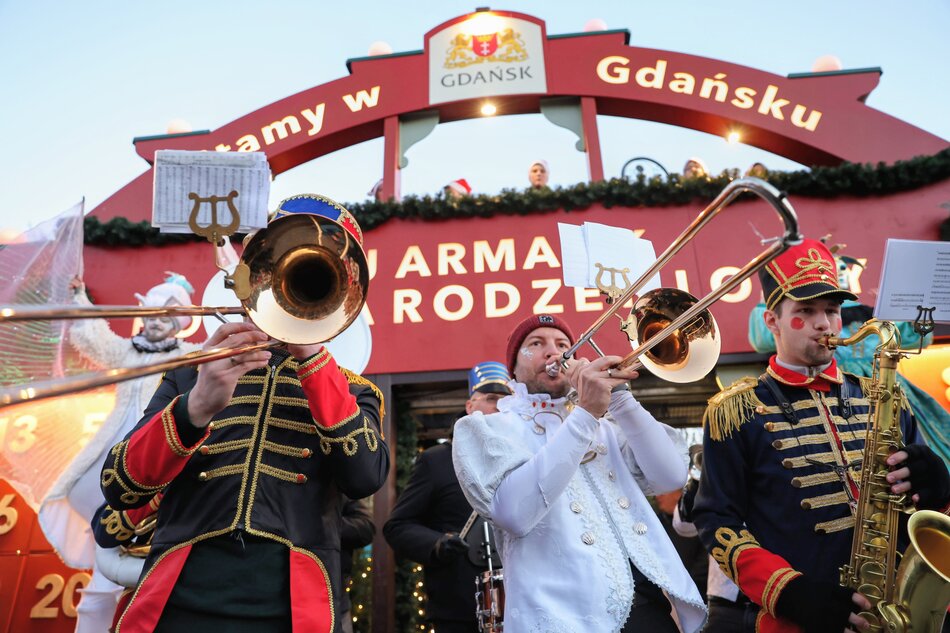 Orkiestra dęta idzie w paradzie świątecznej ulicami miasta.