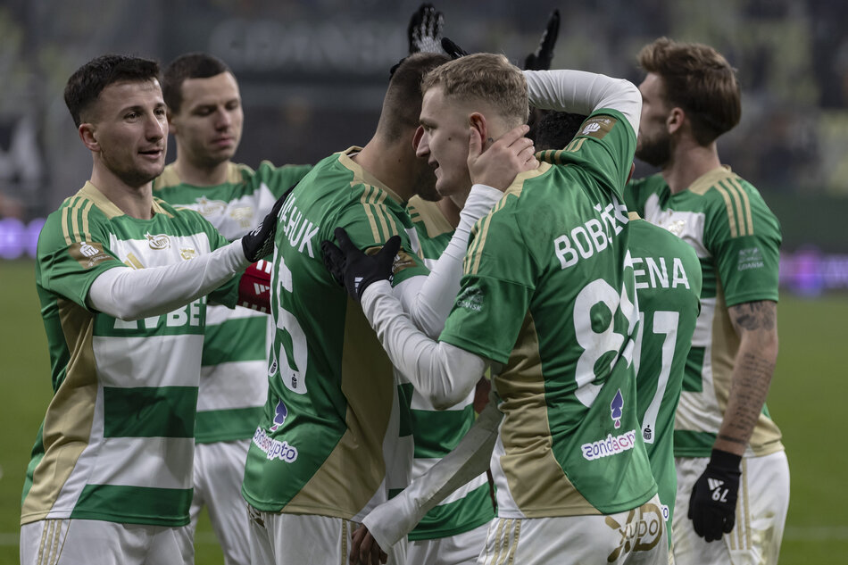 Grupa piłkarzy wspólnie cieszy się ze zdobycia gola