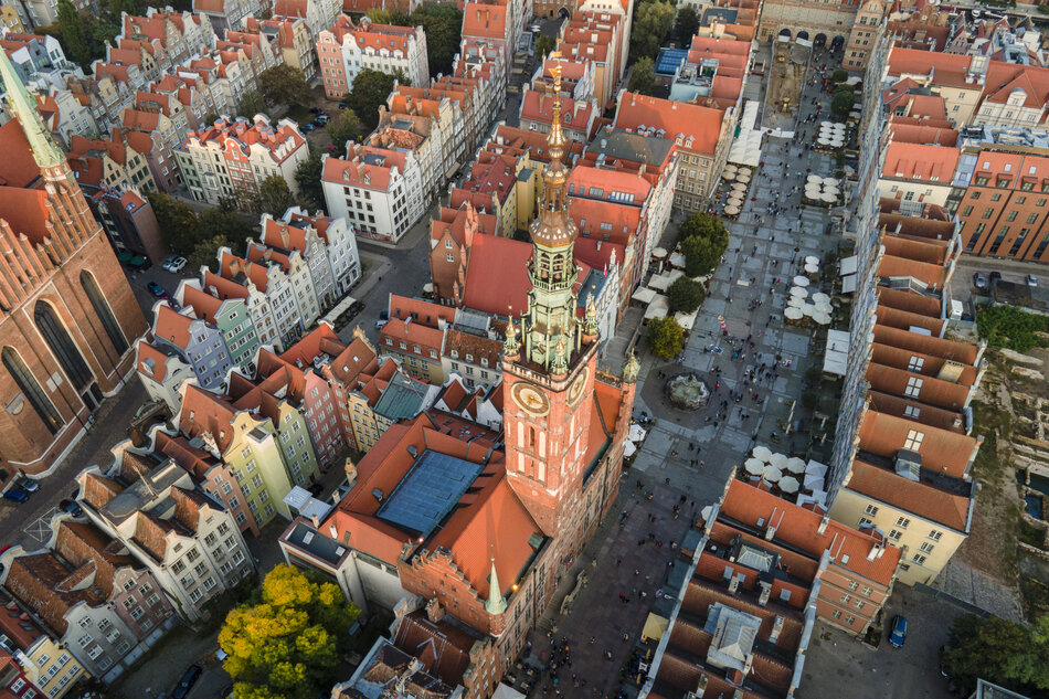 zdjęcie z drona, widać dachy i ulice starego miasta gdańska