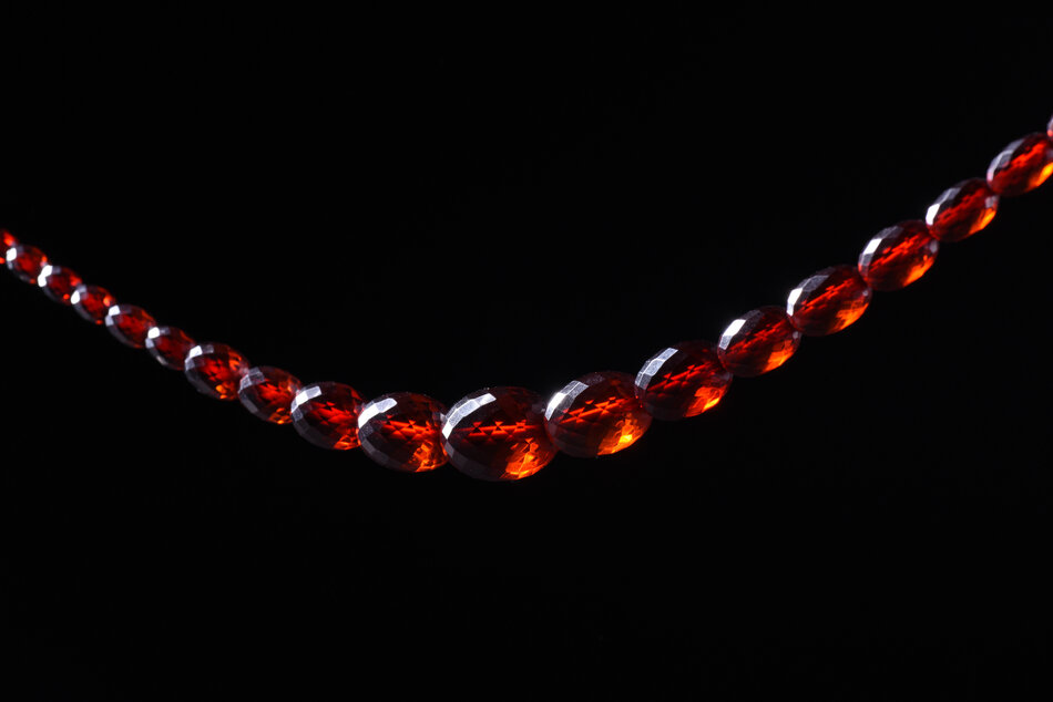 sznur_korali_fasetowanych_imitacja_bursztynu_pocz_xx_wieku_mhmg_b_305_2441_mat_mg