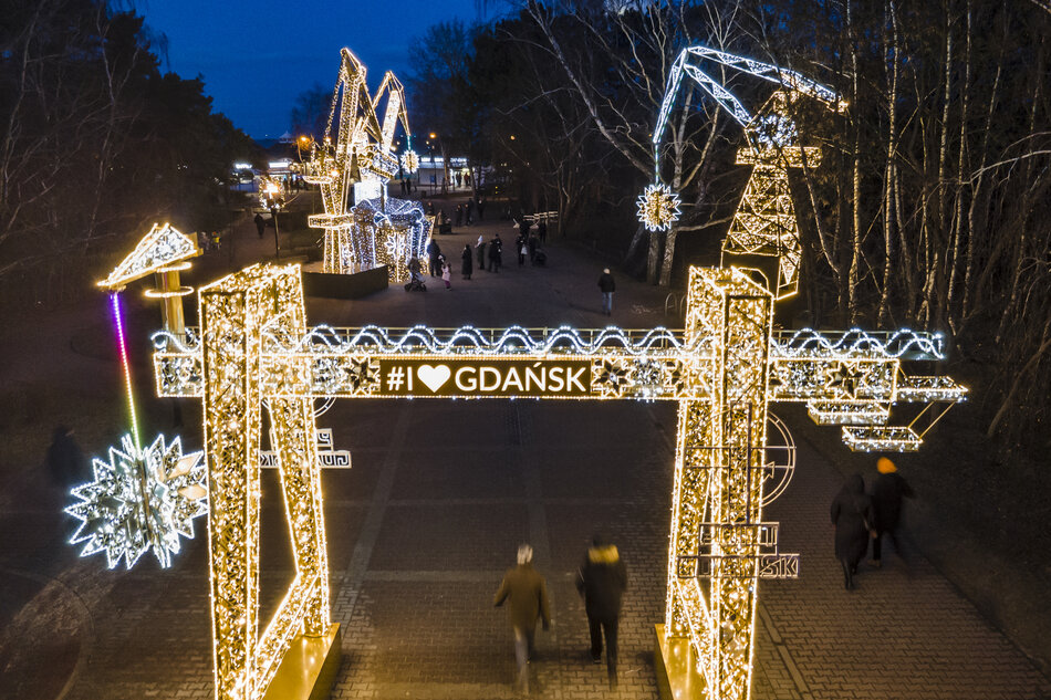 na zdjęciu iluminacje świetlne, przedstawiają suwnicę i dźwigi portowe