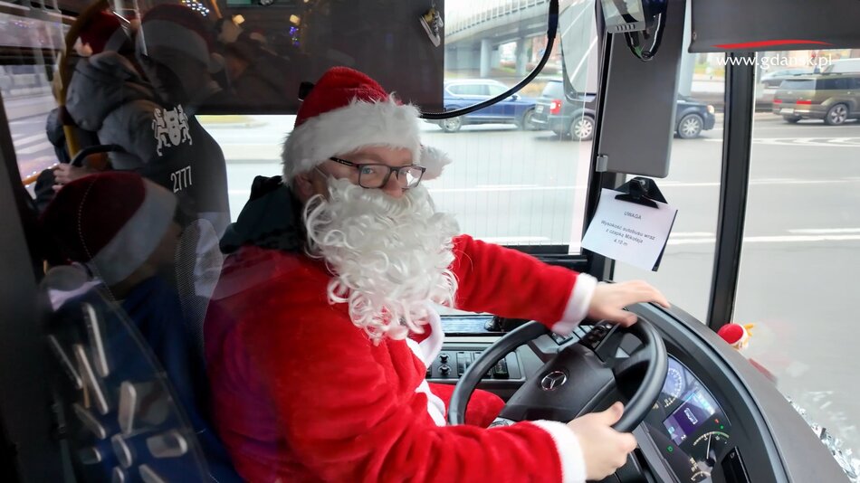 kierowca GAIT w mikołajowym stroju kieruje autobusem