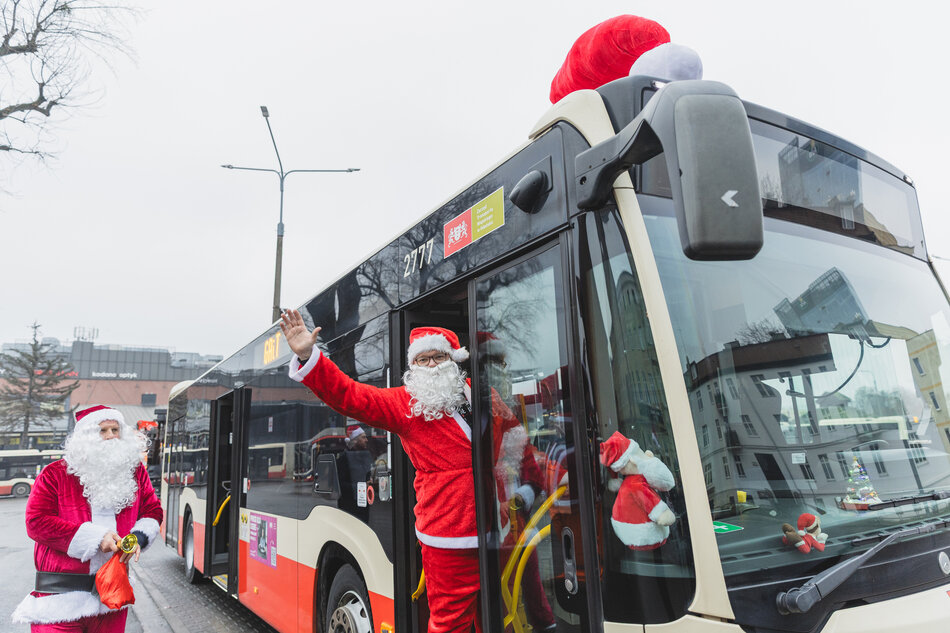 gcm-download-1920-20251206-mikolajkowy-autobus-5.73f01a6b