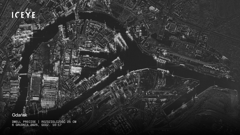 Czarno białe zdjęcie satelitarne Gdańska.