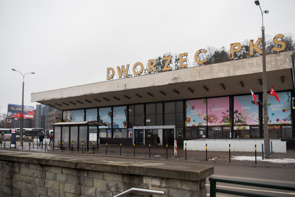 Budynek dworca autobusowego w mieście z napisem na dachu DWORZEC PKS.
