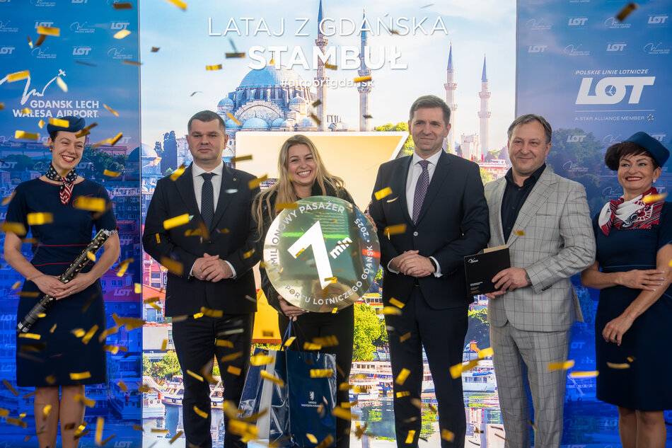 Trzy kobiety, w tym dwie stewardesy, i trzech mężczyzn pozują do zdjęcia na lotnisku na tle ścianki ze zdjęciem Stambułu i napisami POT. Kobieta w środku kadru trzyma okrągły duży medal z liczbą 7 milionów. Przed nimi fruwa konfetti. 