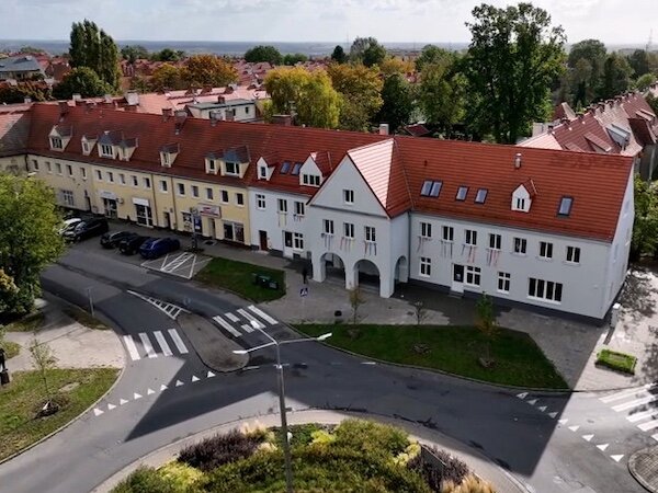 Budynek Centrum Aktywności Lokalnej na Chełmie z lotu ptaka