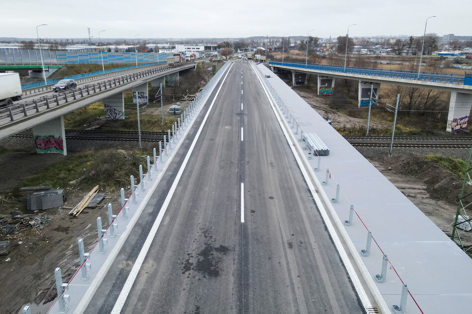 zdjęcie z drona, widać powstający nowy wiadukt z nową jezdnią na nim