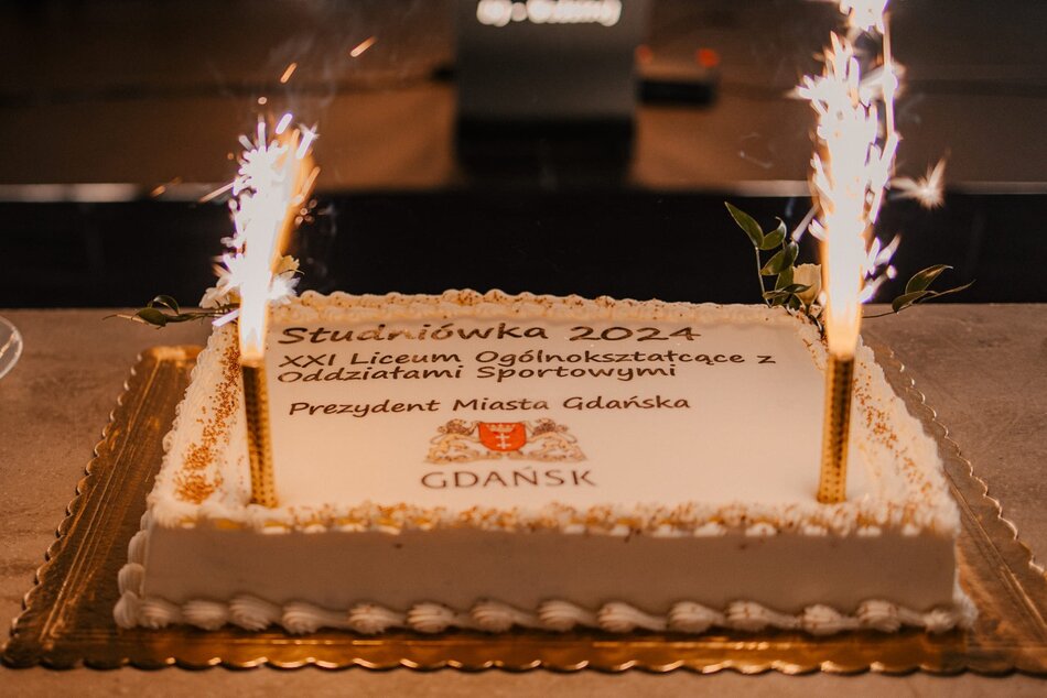 Tort studniówkowy z 2024 roku 