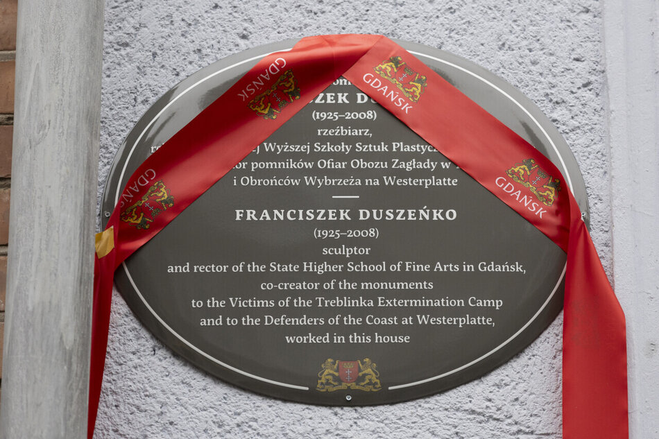 Uroczystosc_odsloniecia_tablicy_upamietniajacej_pracownie_prof_Franciszka_Duszenki_wybitnego_rzezbiarza_i_pedagoga_335338_1280px