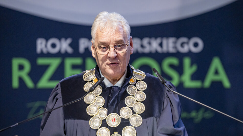 siwy mężczyzna przemawia do mikrofonu