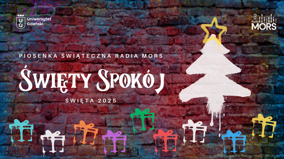 Grafika promuje piosenkę świąteczną Radia MORS „Święty Spokój” na Święta 2025, wykorzystując surowe tło ceglanej ściany oraz motywy streetartowe. Centralnym elementem jest biała, malarska sylwetka choinki z gwiazdą, uzupełniona kolorowymi ikonami prezentów i logotypami Uniwersytetu Gdańskiego oraz Radia MORS. 