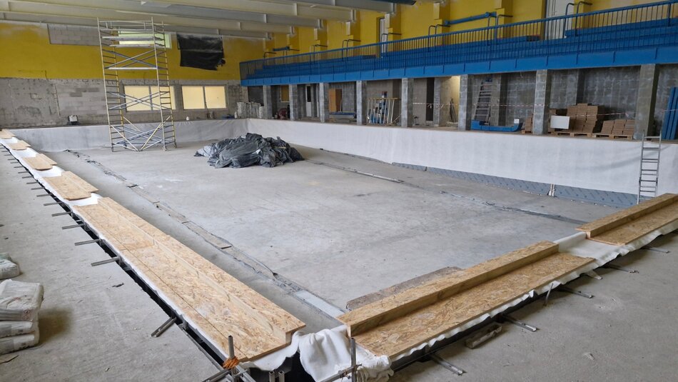 na zdjęciu widać remontowany basen, wewnątrz budynku