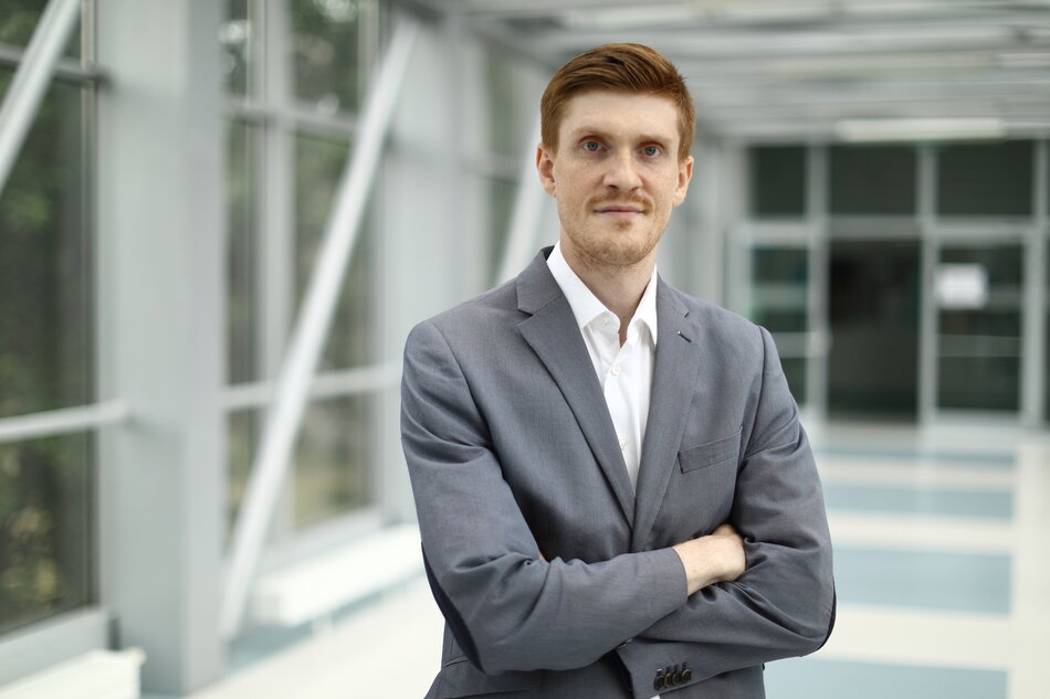 Mężczyzna pozuje do fotografii.