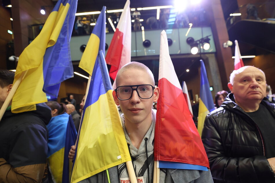 Twarz młodego chłopca - wokół flagi polskie i ukraińskie