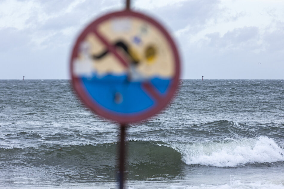 Wzburzone sztormem morze widziane z plaży