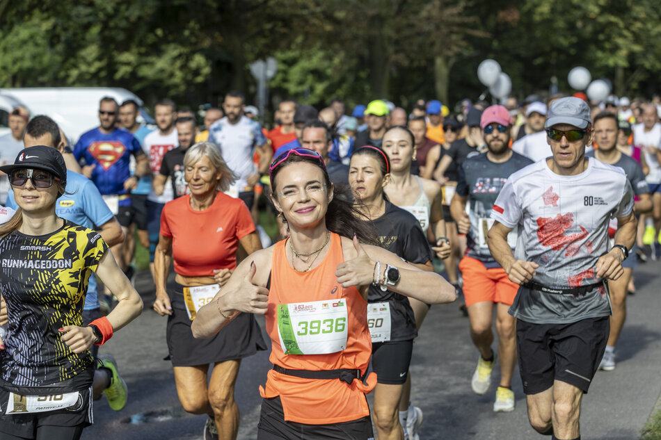 Biegacze biegną w mieście.