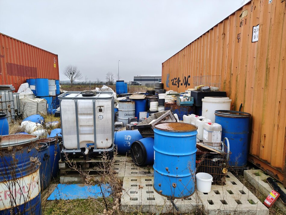 Nielegalne składowisko odpadów niebezpiecznych w Kokoszkach.